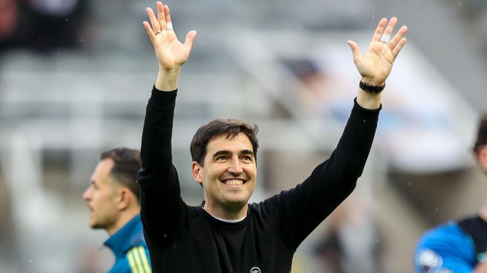 Ο Ιραόλα παραδίδει τα… κλειδιά του «σπιτιού» του, και μία Μπόρνμουθ που φέρει τη σφραγίδα του! Ο Ιραόλα παραδίδει τα… κλειδιά του «σπιτιού» του, και μία Μπόρνμουθ που φέρει τη σφραγίδα του!