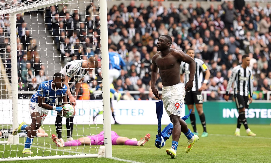 Επέστρεψε και... έγινε ο κακός της δαίμονας: Η Σάντερλαντ σόκαρε στο 90' με ανατροπή τη Νιούκαστλ! Επέστρεψε και... έγινε ο κακός της δαίμονας: Η Σάντερλαντ σόκαρε στο 90' με ανατροπή τη Νιούκαστλ!