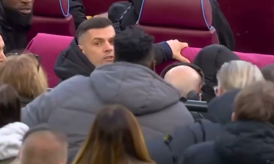 Ο Τσάκα δεν... διορθώνεται, καυγάδισε με αντίπαλο οπαδό πίσω από τον πάγκο της Σάντερλαντ! (vid) Ο Τσάκα δεν... διορθώνεται, καυγάδισε με αντίπαλο οπαδό πίσω από τον πάγκο της Σάντερλαντ! (vid)