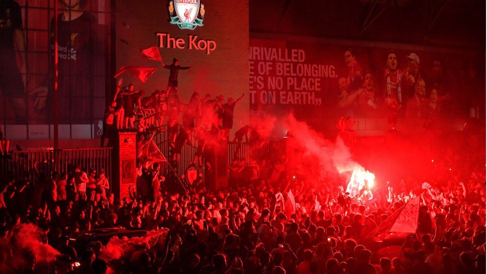 Γαλάζια ή κόκκινη η Premier League: Οι απίστευτες σκηνές… τίτλου έξω από «Έτιχαντ» και «Άνφιλντ»! (vids) Γαλάζια ή κόκκινη η Premier League: Οι απίστευτες σκηνές… τίτλου έξω από «Έτιχαντ» και «Άνφιλντ»! (vids)