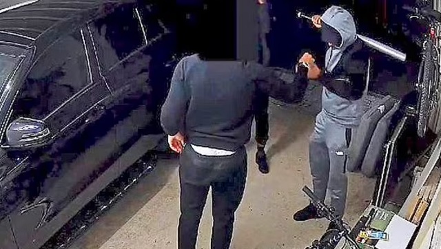 Εφιάλτης για Γκάμπριελ, τα έβαλε με ένοπλους ληστές και δέχθηκε χτύπημα με ρόπαλο! (vid) Εφιάλτης για Γκάμπριελ, τα έβαλε με ένοπλους ληστές και δέχθηκε χτύπημα με ρόπαλο! (vid)