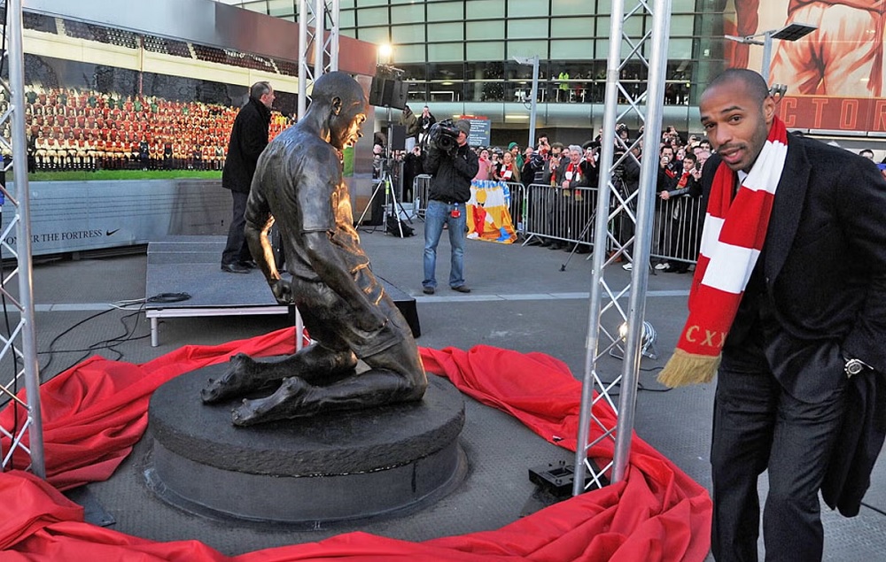 Το αξέχαστο σόλο του Ανρί και ο πανηγυρισμός που έδωσε... έμπνευση για το άγαλμα έξω από το «Έμιρεϊτς» Το αξέχαστο σόλο του Ανρί και ο πανηγυρισμός που έδωσε... έμπνευση για το άγαλμα έξω από το «Έμιρεϊτς»