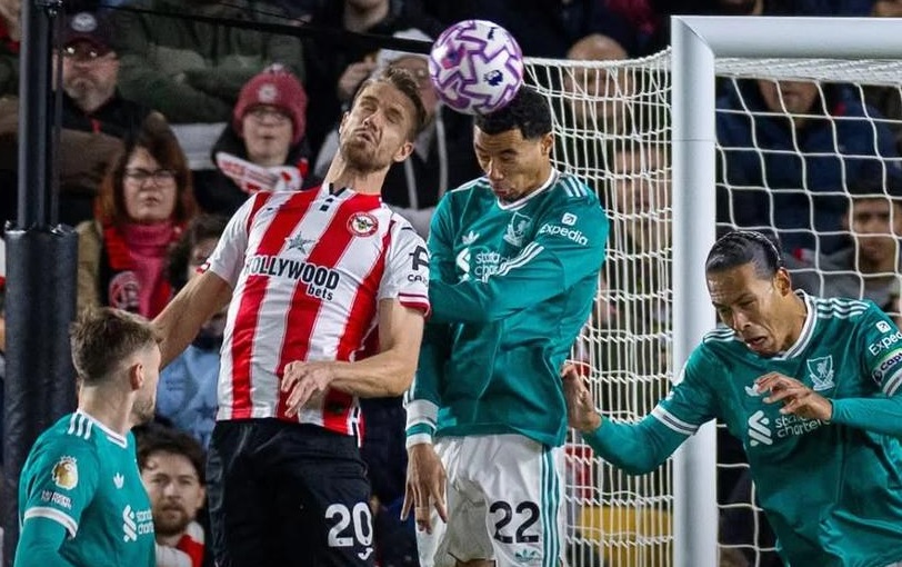 Η Μπρέντφορντ «έφαγε» ένα 10λεπτο από το ματς με τη Λίβερπουλ για τα… πλάγια άουτ!  Η Μπρέντφορντ «έφαγε» ένα 10λεπτο από το ματς με τη Λίβερπουλ για τα… πλάγια άουτ!