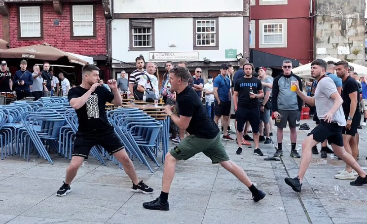 Μάχες Άγγλων οπαδών στο Πόρτο... (vid) Μάχες Άγγλων οπαδών στο Πόρτο... (vid)