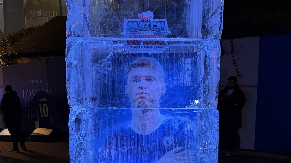 Ice-cold όνομα και πράγμα: Το φοβερό άγαλμα από πάγο για τον Πάλμερ έξω από το «Στάμφορντ Μπριτζ»! (vid) Ice-cold όνομα και πράγμα: Το φοβερό άγαλμα από πάγο για τον Πάλμερ έξω από το «Στάμφορντ Μπριτζ»! (vid)