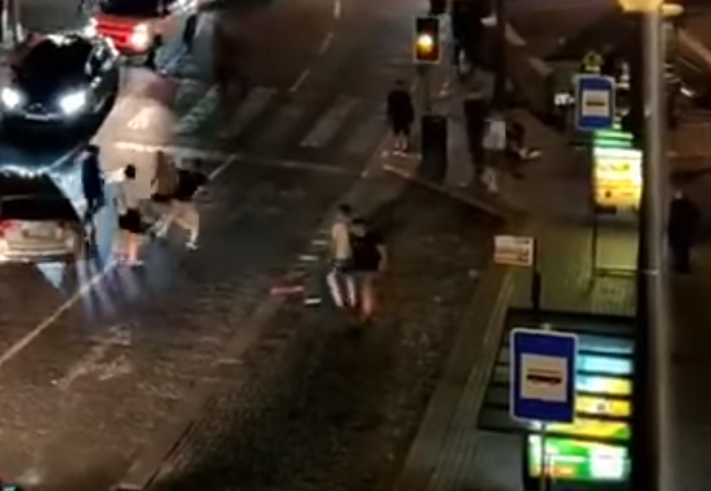 Καυγάδες από Άγγλους οπαδούς των Τσέλσι και Σίτι στο Πόρτο (vid) Καυγάδες από Άγγλους οπαδούς των Τσέλσι και Σίτι στο Πόρτο (vid)