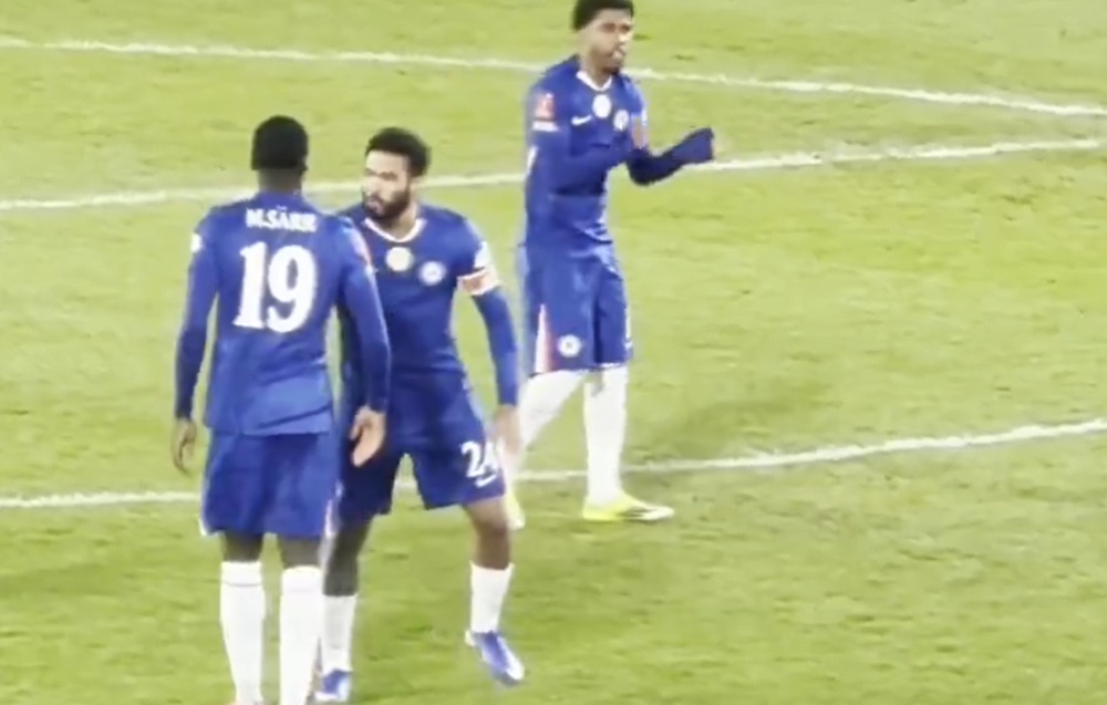 Τέτοια προσωπικότητα θέλει το περιβραχιόνιο: Η ιδιαίτερη κίνηση του Τζέιμς στους αμυντικούς της Τσέλσι (vid) Τέτοια προσωπικότητα θέλει το περιβραχιόνιο: Η ιδιαίτερη κίνηση του Τζέιμς στους αμυντικούς της Τσέλσι (vid)