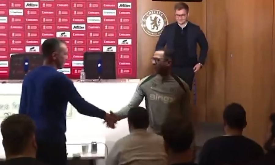 Ο υπέροχος κύριος Ροζίνιορ: Η χειραψία με κάθε ρεπόρτερ πριν τη συνέντευξη Τύπου! (vid) Ο υπέροχος κύριος Ροζίνιορ: Η χειραψία με κάθε ρεπόρτερ πριν τη συνέντευξη Τύπου! (vid)