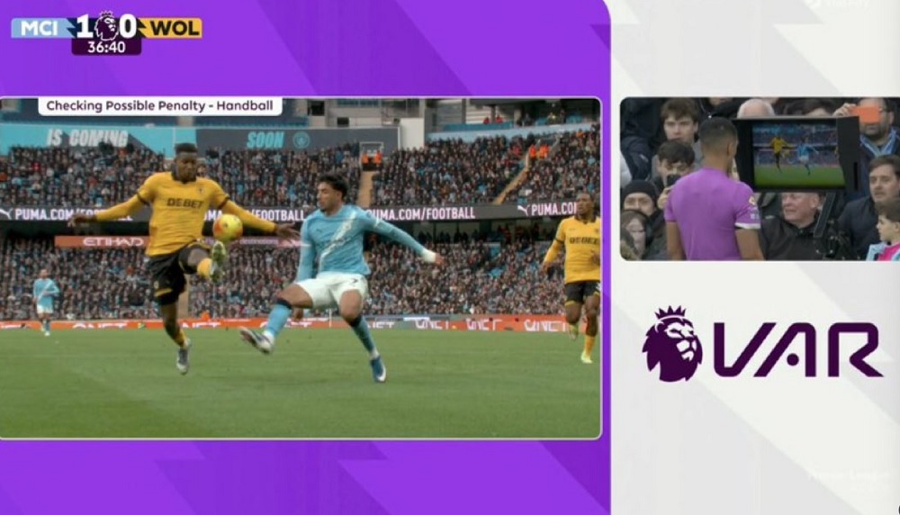 Σάλος με τον ρέφερι του Σίτι – Γουλβς: Ξαναείδε το χέρι, αλλά δεν έδωσε πέναλτι! (vids) Σάλος με τον ρέφερι του Σίτι – Γουλβς: Ξαναείδε το χέρι, αλλά δεν έδωσε πέναλτι! (vids)