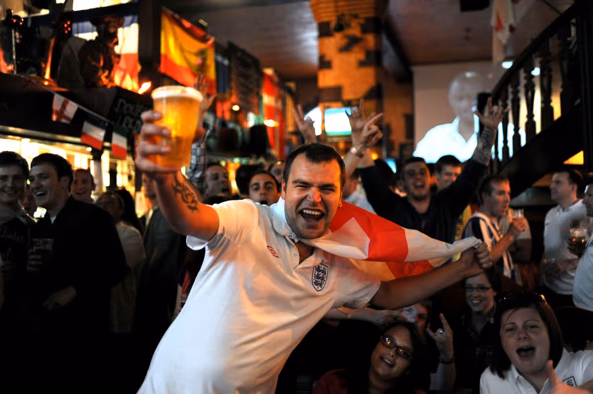 Η Κυβέρνηση ζητά να μην κλείσουν οι pub τη Δευτέρα: «Χαμός» για την Αγγλία, δεν θα κοιμάται κανείς ως τις 04:00!