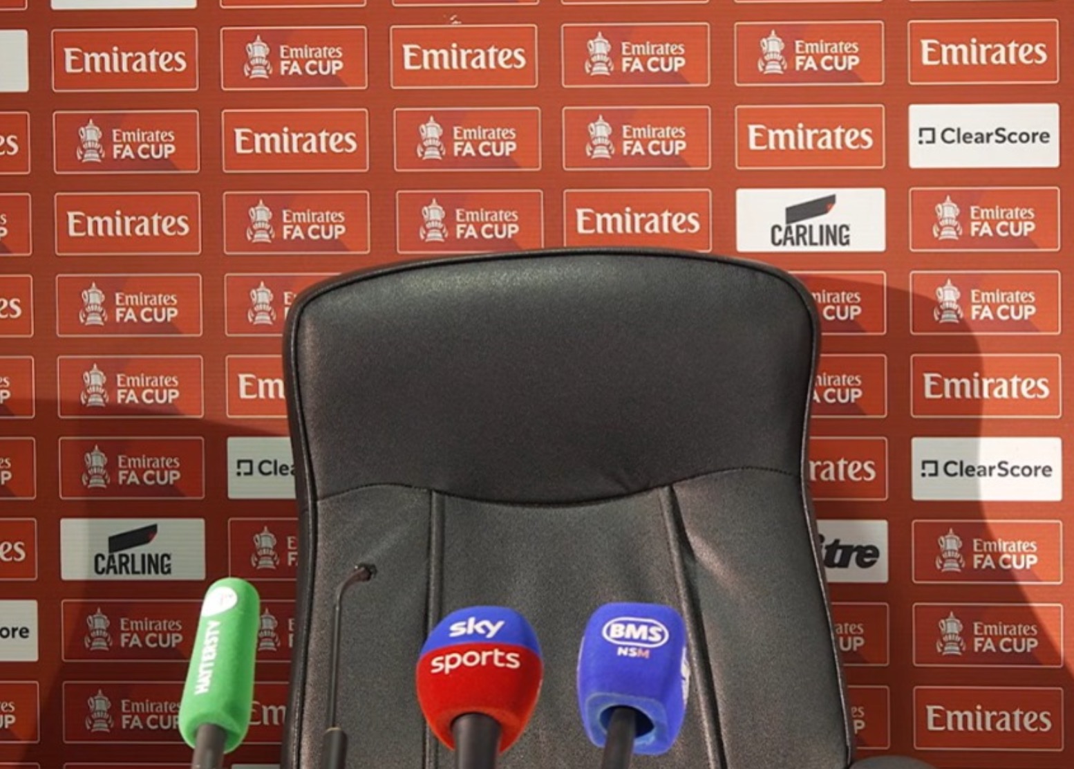 Μία άδεια καρέκλα όπως στο ντοκιμαντέρ και ο Αρτέτα που εξασφάλισε… ένα πράγμα σε 180 λεπτά για την Άρσεναλ! Μία άδεια καρέκλα όπως στο ντοκιμαντέρ και ο Αρτέτα που εξασφάλισε… ένα πράγμα σε 180 λεπτά για την Άρσεναλ!