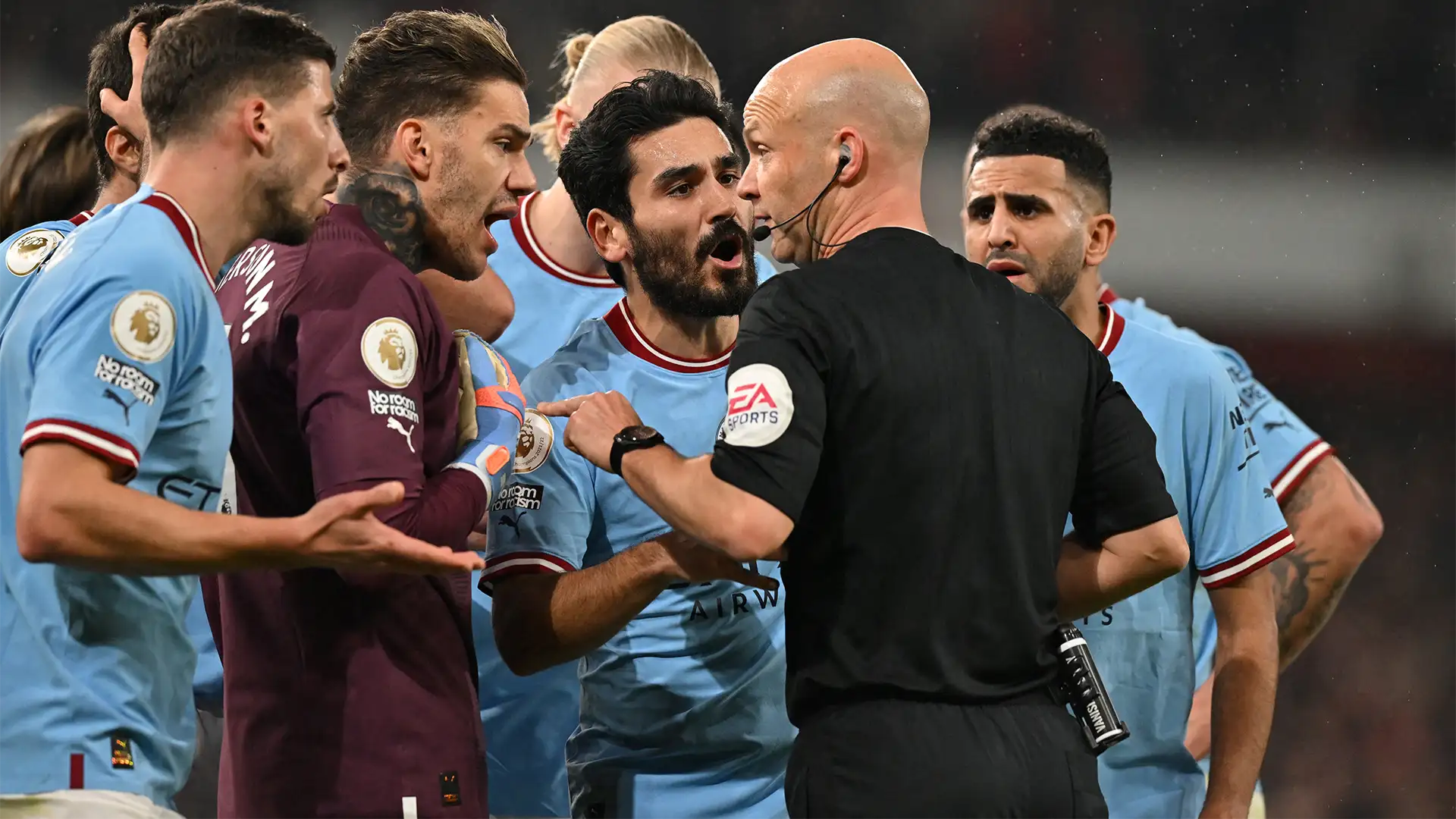 Επιτέλους… χαμογελά: Ο διαιτητής του «Έτιχαντ» εμπνέει την Άρσεναλ και οι φίλοι της ελπίζουν στο 12 στα 12! Επιτέλους… χαμογελά: Ο διαιτητής του «Έτιχαντ» εμπνέει την Άρσεναλ και οι φίλοι της ελπίζουν στο 12 στα 12!