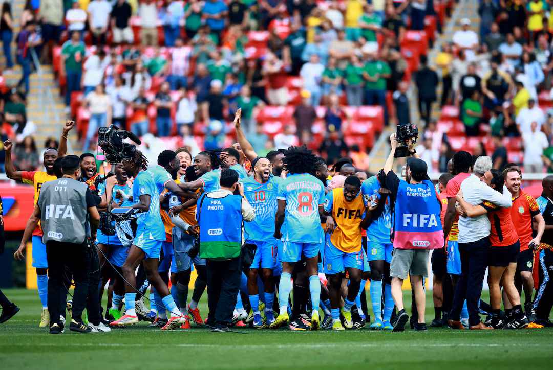 Παίκτης της Μπέρνλι έβγαλε μέσα στη… βροχή όλο το Κονγκό, να πανηγυρίσουν για αυτό που περίμεναν από το 1974! (vids) Παίκτης της Μπέρνλι έβγαλε μέσα στη… βροχή όλο το Κονγκό, να πανηγυρίσουν για αυτό που περίμεναν από το 1974! (vids)