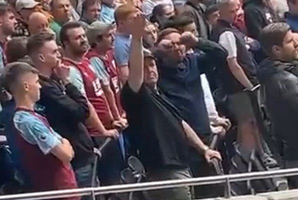 Οπαδοί της Μπέρνλι συνελήφθησαν μετά από ναζιστικούς χαιρετισμούς στο παιχνίδι με την Τότεναμ! (vid) Οπαδοί της Μπέρνλι συνελήφθησαν μετά από ναζιστικούς χαιρετισμούς στο παιχνίδι με την Τότεναμ! (vid)