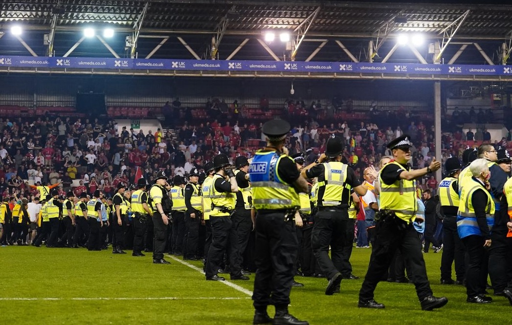 Ξέφυγε ο αριθμός των συλλήψεων στα αγγλικά και τα ουαλικά γήπεδα!