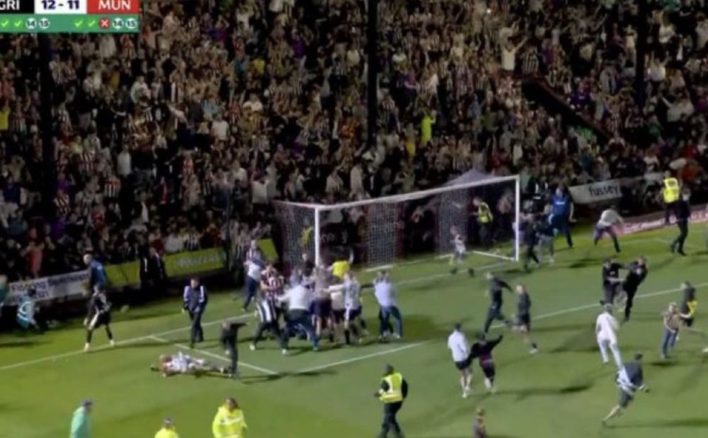 Η στιγμή της απόλυσης έκστασης στο Blundell Park: Χάνει το πέναλτι ο Εμπουεμό και... χαμός! (vid) Η στιγμή της απόλυσης έκστασης στο Blundell Park: Χάνει το πέναλτι ο Εμπουεμό και... χαμός! (vid)