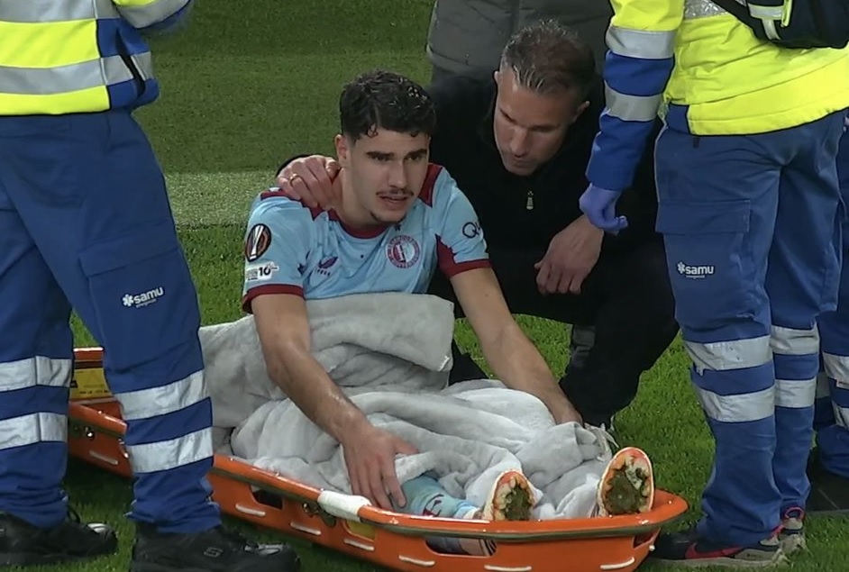 Πρώτα πατέρας, μετά προπονητής: Η τρομερή κίνηση του Φαν Πέρσι για να ηρεμήσει τον τραυματία γιο του… (vid) Πρώτα πατέρας, μετά προπονητής: Η τρομερή κίνηση του Φαν Πέρσι για να ηρεμήσει τον τραυματία γιο του… (vid)