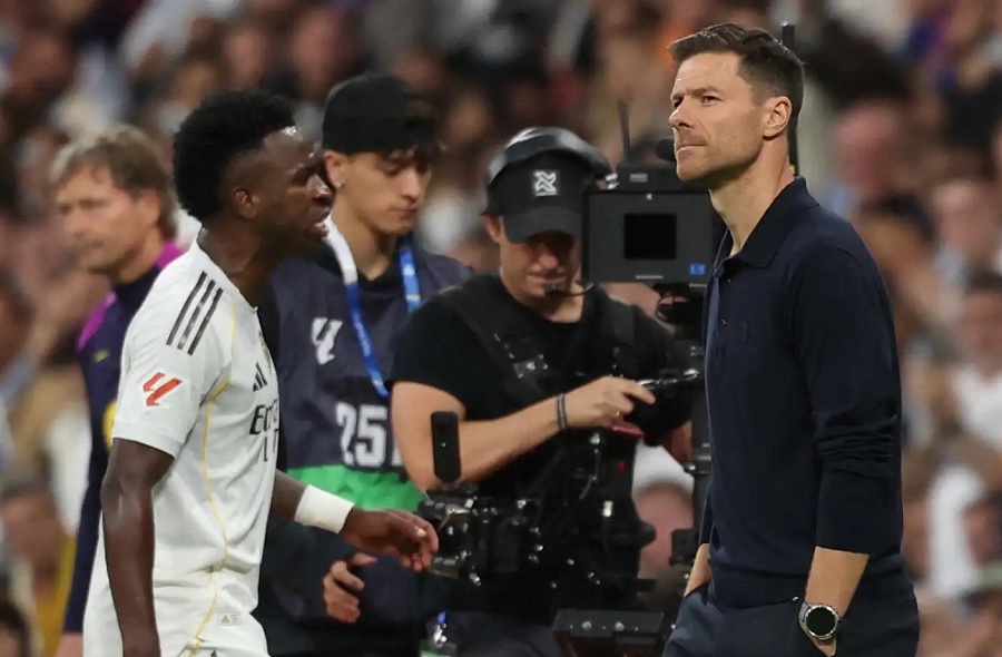 «Αυτός νομίζει ότι είναι ο Γκουαρδιόλα…»: Ο Αλόνσο και τα προβλήματά του στΆ αποδυτήρια της Ρεάλ!  «Αυτός νομίζει ότι είναι ο Γκουαρδιόλα…»: Ο Αλόνσο και τα προβλήματά του στΆ αποδυτήρια της Ρεάλ!