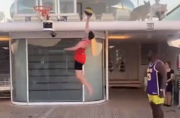 Μάουντ και Ράις το έριξαν στο... NBA σε σκάφος στ' ανοιχτά της Μυκόνου! (vids) Μάουντ και Ράις το έριξαν στο... NBA σε σκάφος στ' ανοιχτά της Μυκόνου! (vids)