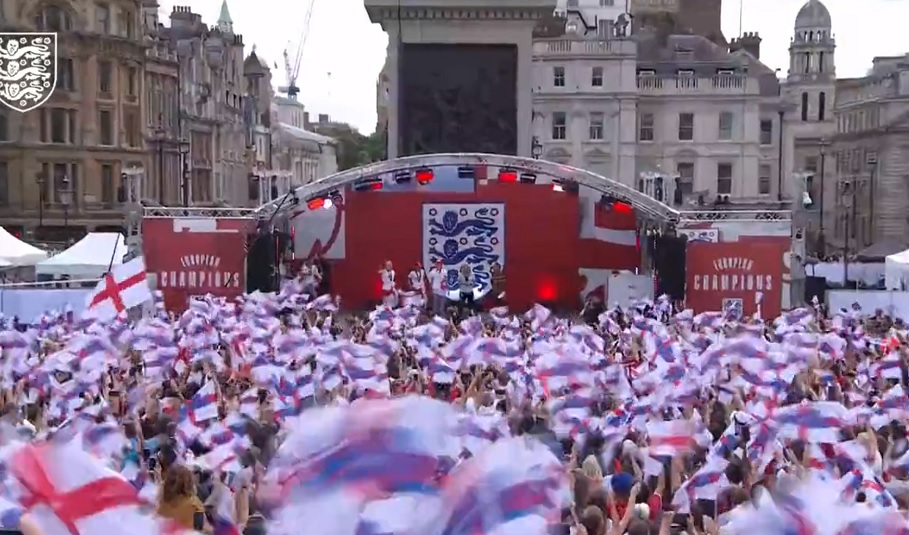      Trafalgar Square      (vid) 