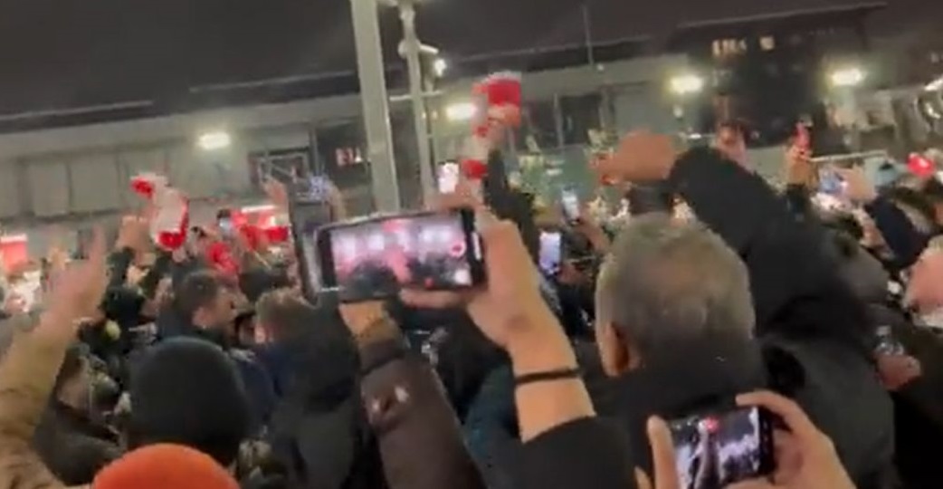 Πάρτι οπαδών της Λίβερπουλ έξω από το «Έμιρεϊτς»! (vid) Πάρτι οπαδών της Λίβερπουλ έξω από το «Έμιρεϊτς»! (vid)