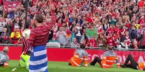 Ο Τσιμίκας στην κορυφαία 11άδα του Κυπέλλου και η βόλτα με την ελληνική σημαία στο «Άνφιλντ» Ο Τσιμίκας στην κορυφαία 11άδα του Κυπέλλου και η βόλτα με την ελληνική σημαία στο «Άνφιλντ»