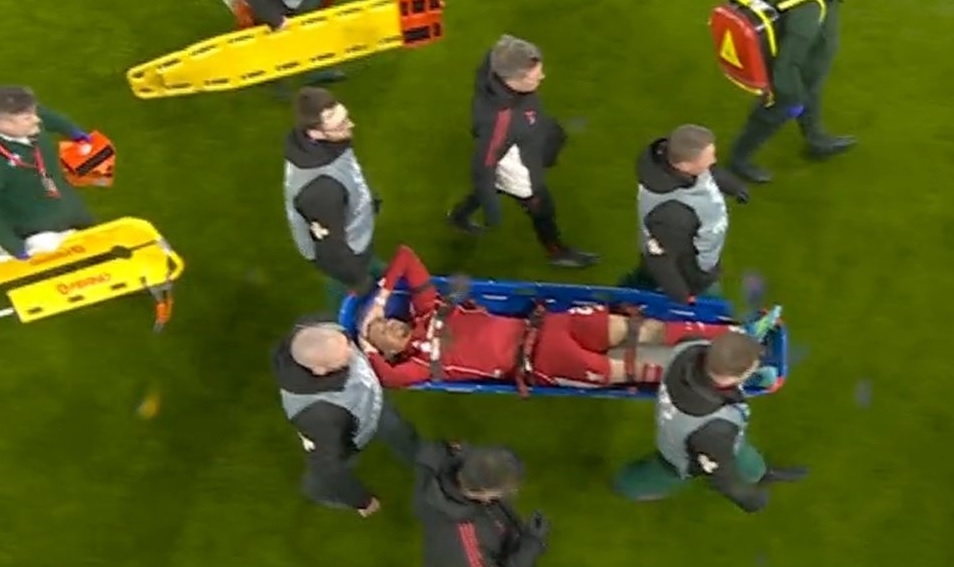 Αποχώρησε με φορείο ο Εκιτικέ, έφτιαξε φάση μόλις μπήκε ο Σαλάχ! Αποχώρησε με φορείο ο Εκιτικέ, έφτιαξε φάση μόλις μπήκε ο Σαλάχ!