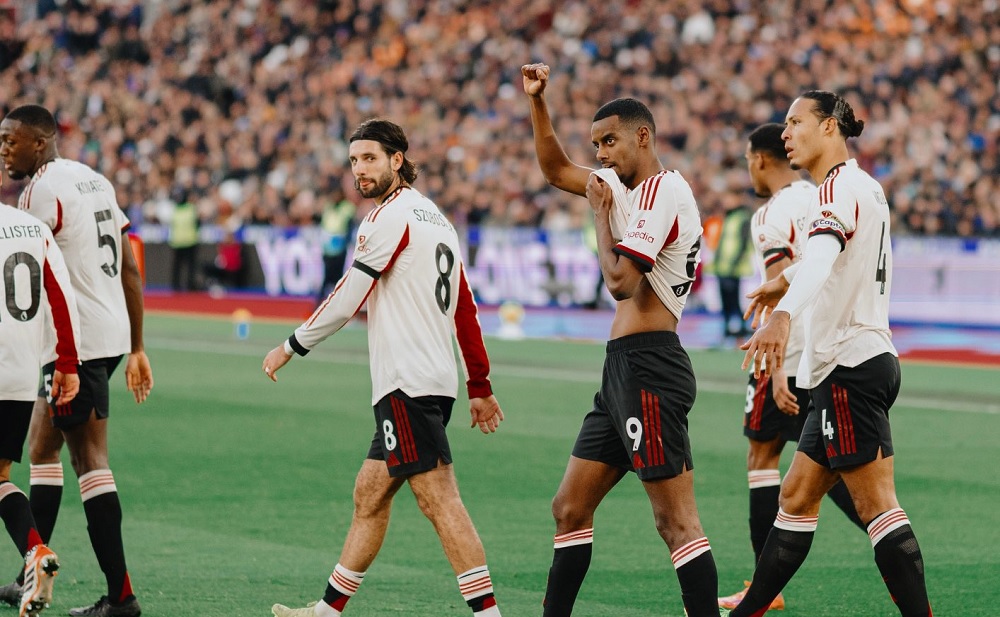 Ο Ίσακ κόντρα στη Λίβερπουλ είχε σκοράρει αμέσως, αλλά με τη φανέλα της χρειάστηκε σχεδόν 7,5 ώρες! Ο Ίσακ κόντρα στη Λίβερπουλ είχε σκοράρει αμέσως, αλλά με τη φανέλα της χρειάστηκε σχεδόν 7,5 ώρες!