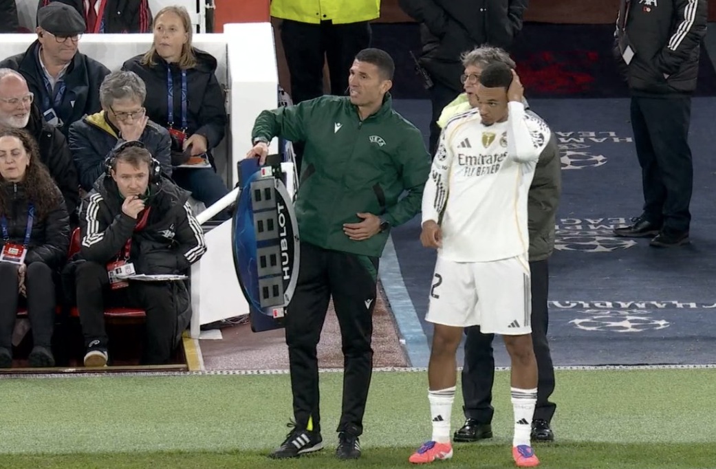 Του «τσαλάκωσαν» το ηθικό: Μαζικές αποδοκιμασίες στον Άρνολντ στην είσοδό του στον αγωνιστικό χώρο Του «τσαλάκωσαν» το ηθικό: Μαζικές αποδοκιμασίες στον Άρνολντ στην είσοδό του στον αγωνιστικό χώρο