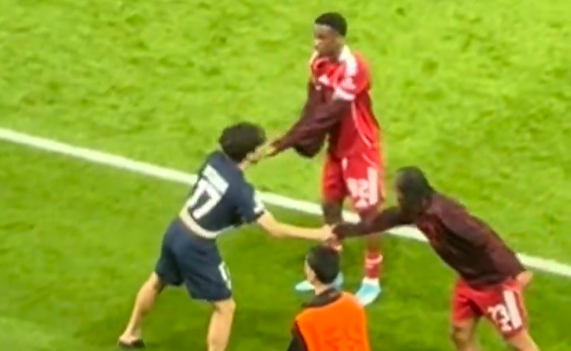 Ο υπέροχος Βιτίνια περίμενε μέχρι το τέλος για να τηρήσει την υπόσχεσή του στον 18χρονο, Νιόνι (vid) Ο υπέροχος Βιτίνια περίμενε μέχρι το τέλος για να τηρήσει την υπόσχεσή του στον 18χρονο, Νιόνι (vid)