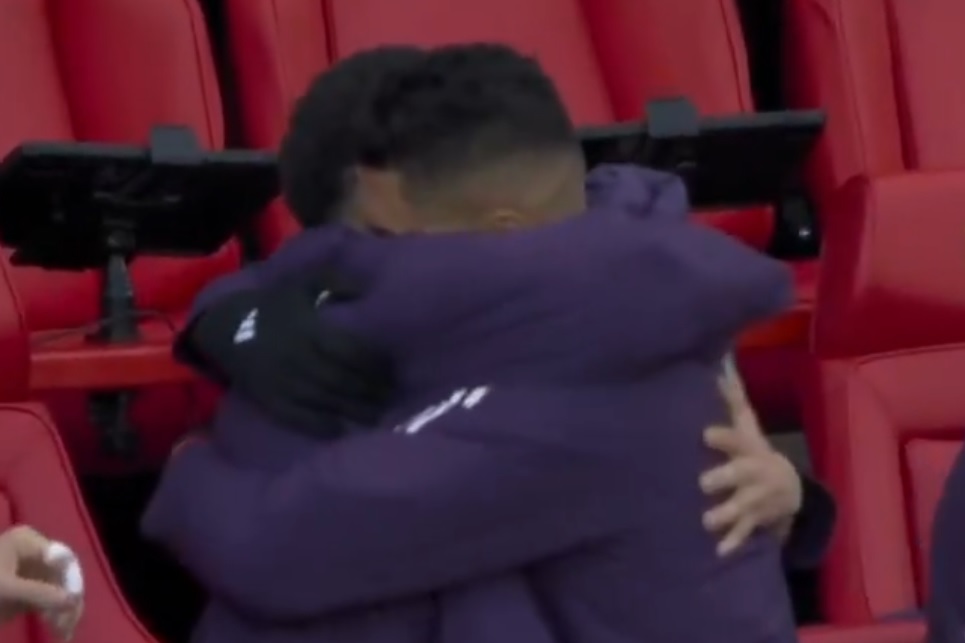 Η φοβερή αγκαλιά ανακούφισης των Κούνια και Καζεμίρο μετά το buzzer-beater του Σέσκο! (vid) Η φοβερή αγκαλιά ανακούφισης των Κούνια και Καζεμίρο μετά το buzzer-beater του Σέσκο! (vid)