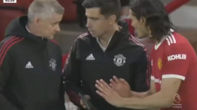 Ο Σόλσκιερ έλεγε στον Καβάνι να παίξουν 4-4-2... μετά την αποβολή του Πογκμπά! (vid) Ο Σόλσκιερ έλεγε στον Καβάνι να παίξουν 4-4-2... μετά την αποβολή του Πογκμπά! (vid)