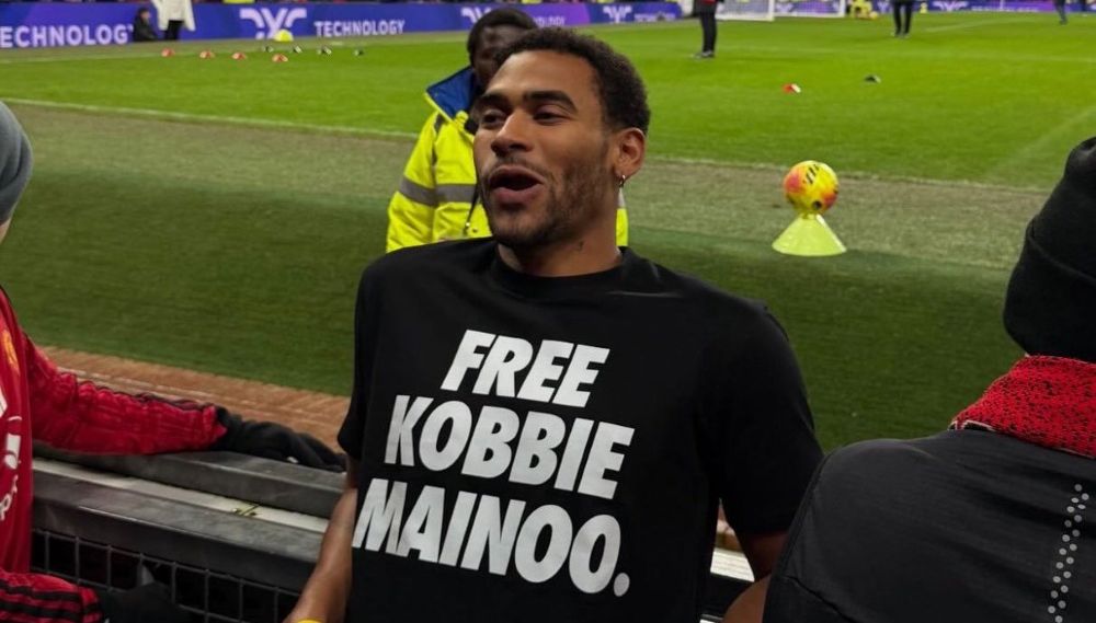 Η «οικογένεια Μέινου» έστειλε ξεκάθαρο μήνυμα σε Γιουνάιτεντ και Αμορίν με ένα... μπλουζάκι! Η «οικογένεια Μέινου» έστειλε ξεκάθαρο μήνυμα σε Γιουνάιτεντ και Αμορίν με ένα... μπλουζάκι!