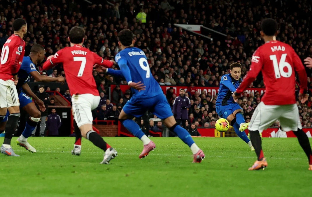 «Άρρωστο» ματς με 8 γκολ στο Ολντ Τράφορντ, γλίτωσε από της Μπόρνμουθ τα «δόντια» η Γιουνάιτεντ! «Άρρωστο» ματς με 8 γκολ στο Ολντ Τράφορντ, γλίτωσε από της Μπόρνμουθ τα «δόντια» η Γιουνάιτεντ!