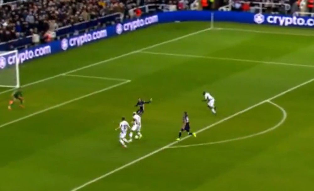 Όλα έδειχναν κανονικά, αλλά είχαμε on field review: Τι έγινε στο γκολ του Γουϊσά; (vid) Όλα έδειχναν κανονικά, αλλά είχαμε on field review: Τι έγινε στο γκολ του Γουϊσά; (vid)