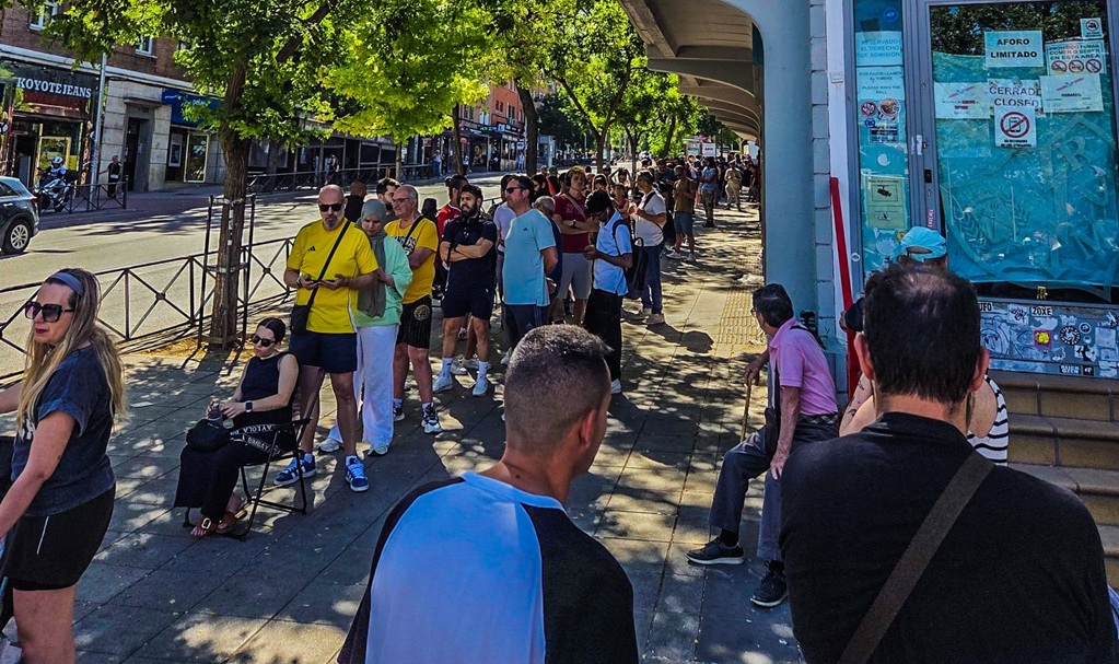 Ουρές... χιλιομέτρων στο «Βαγιέκας» για τα εισιτήρια της προβολής του τελικού της Ράγιο με την Πάλας! Ουρές... χιλιομέτρων στο «Βαγιέκας» για τα εισιτήρια της προβολής του τελικού της Ράγιο με την Πάλας!
