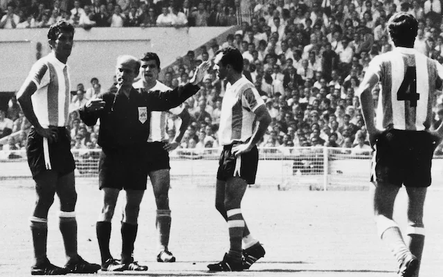 Αγγλία – Αργεντινή 1966: Το παιχνίδι που «γέννησε» τις κάρτες του ποδοσφαίρου! Αγγλία – Αργεντινή 1966: Το παιχνίδι που «γέννησε» τις κάρτες του ποδοσφαίρου!