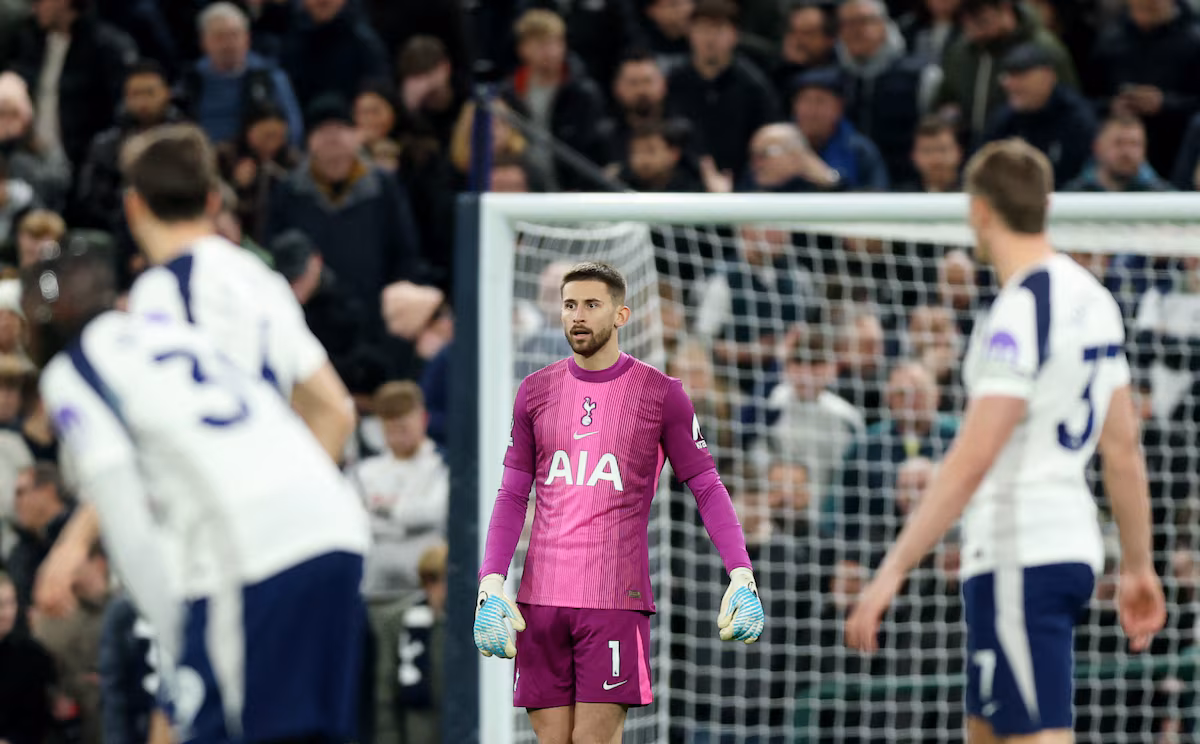 Αυτή δεν είναι εικόνα: Οι παίκτες της Τότεναμ έκαναν… πηγαδάκια στο ημίχρονο, ξεχνώντας τον προπονητή τους! (vid) Αυτή δεν είναι εικόνα: Οι παίκτες της Τότεναμ έκαναν… πηγαδάκια στο ημίχρονο, ξεχνώντας τον προπονητή τους! (vid)