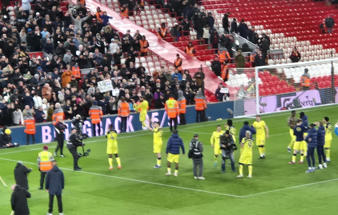 Πιο δυνατή στιγμή κι από το γκολ στο «Άνφιλντ»: Ο κόσμος της Τότεναμ έστειλε μήνυμα στην ομάδα (vid) Πιο δυνατή στιγμή κι από το γκολ στο «Άνφιλντ»: Ο κόσμος της Τότεναμ έστειλε μήνυμα στην ομάδα (vid)