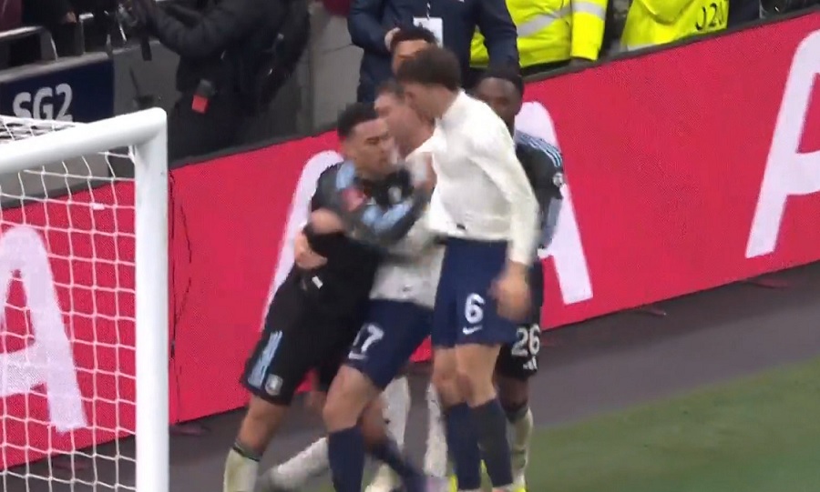 Φινάλε με σύρραξη, αρπάχτηκαν Παλίνια και Μόργκαν Ρότζερς! (vid) Φινάλε με σύρραξη, αρπάχτηκαν Παλίνια και Μόργκαν Ρότζερς! (vid)