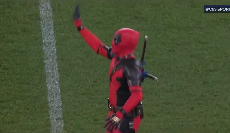 Αυτό… έπρεπε να γίνει: Ο Deadpool ήταν παρών στο πρώτο φιλικό προετοιμασίας της Ρέξαμ! Αυτό… έπρεπε να γίνει: Ο Deadpool ήταν παρών στο πρώτο φιλικό προετοιμασίας της Ρέξαμ!